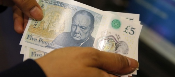 Päťlibrové bankovky aj napriek protestom zostanú v obehu 