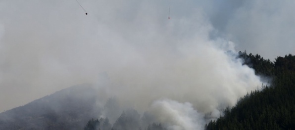 S požiarom pri meste Christchurch bojujú stovky hasičov