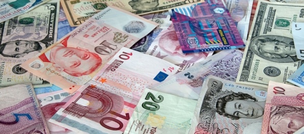 Dolár posilnil voči libre aj euru, oproti jenu však strácal