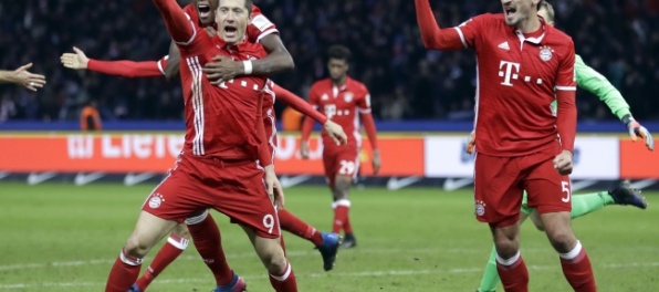 Video: Bayern remizoval s Herthou, Pekarík dostal žltú kartu