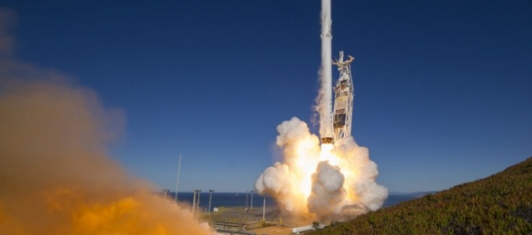 Video: Raketa Falcon 9 odštartovala na druhý pokus