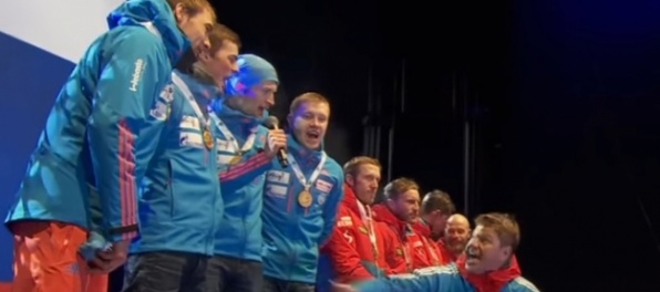Video: Škandál na MS v biatlone, Rusom zahrali zlú hymnu