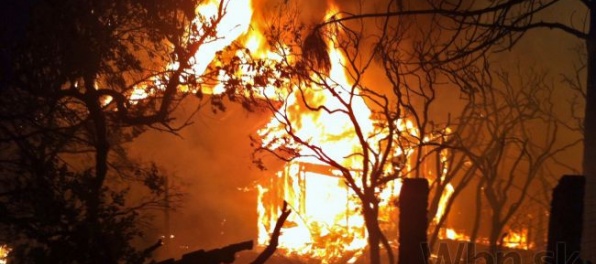 Policajti vyšetrujú požiar chatky v Bratislave