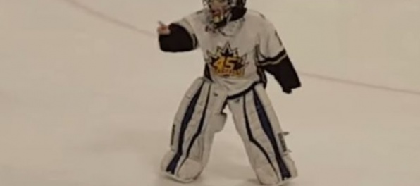 Video: Osemročný brankár je hviezdou internetu, hovoria o ňom aj hviezdy NHL
