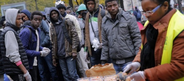 Francúzski aktivisti nerešpektujú zákaz, migrantom v Calais nosia jedlo i naďalej