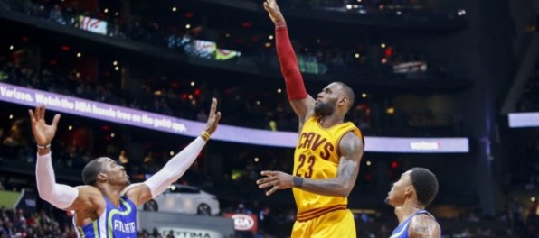 Video: Cleveland prekonal trojkársky rekord v NBA, Westbrookove body Oklahome nestačili