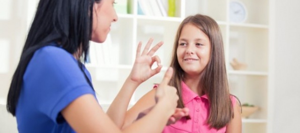 SNS chce pomôcť nepočujúcom deťom, nerešpektuje sa ich postihnutie