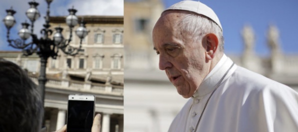 Pápež vyzýva: Venujte Biblii toľko času, koľko venujete mobilom