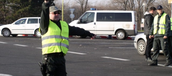 Českého vodiča zastavil až náraz do slovenských policajtov. Prečo utekal?