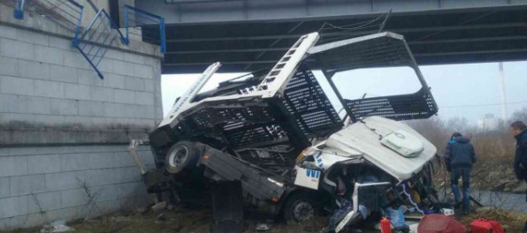 Foto: Kamión spadol pod most, zasahovali hasiči