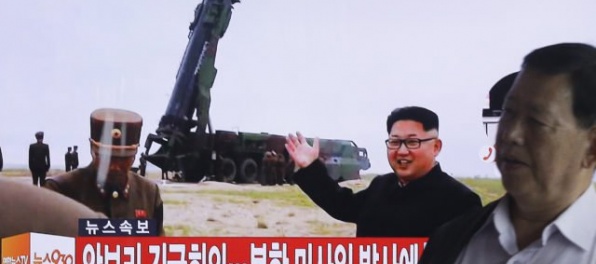 Čína karhá Kima za raketové testy, USA a Južnú Kóreu za vojenské manévre