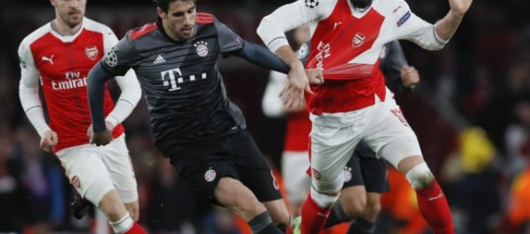 Video: Strelecké hody Bayernu, Arsenal sa zosypal po vylúčení Koscielného