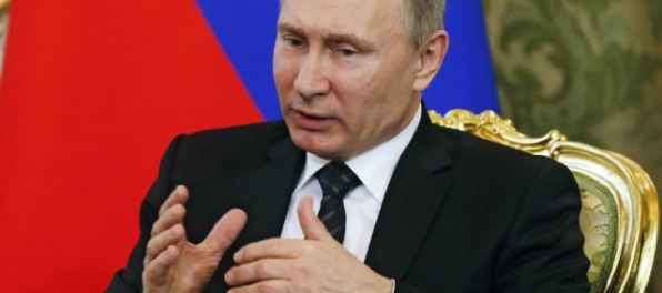Putin je za sprísnenie trestov za navádzanie mládeže na samovraždy cez internet
