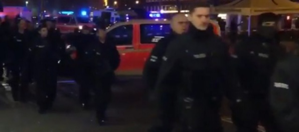 Video: V Nemecku vyčíňal šialenec so sekerou, zaútočil na ľudí na železničnej stanici