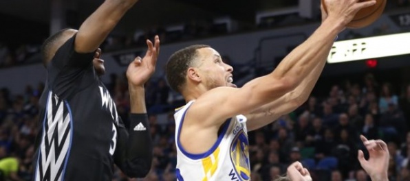 Video: Stephen Curry prekonal vlastného otca, Warriors však tesne prehrali