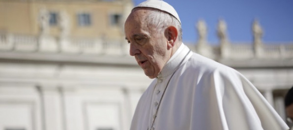 Pápež pripustil, že kňazmi by sa mohli stať i starší ženatí muži