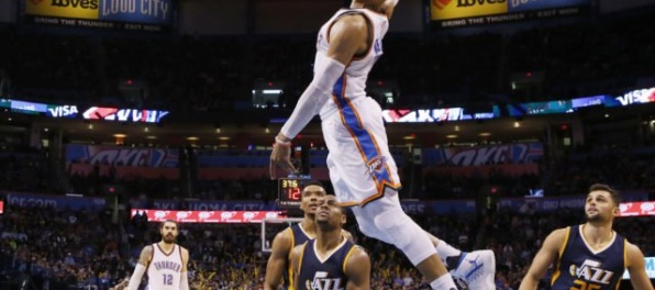 Video: Ostro sledovaný zápas NBA sa hral bez hviezd, Westbrook dosiahol 32. triple-double v sezóne
