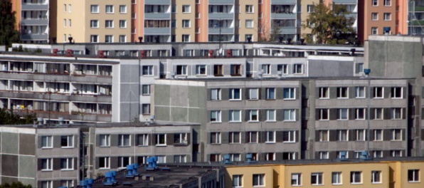 Dievča spadlo z ôsmeho poschodia, cez stúpačky padlo do pivnice