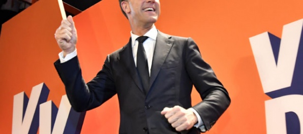 V holandských parlamentných voľbách zvíťazila strana súčasného premiéra Marka Rutteho