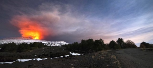 Etna znova chrlila lávu, zasiahla štyroch ľudí