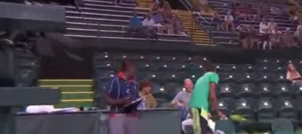 Video: Kyrgios sa znova postaral o rozruch, zobral si čipsy od diváka