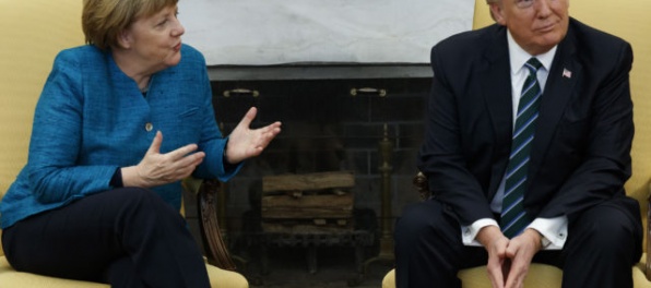Trump si s Merkelovou nepodal ruku, stretnutie bolo chladné