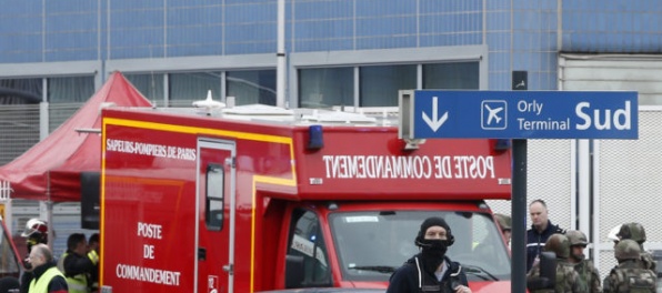 Na parížskom letisku Orly zabili zradikalizovaného moslima, vojačke chcel vziať zbraň