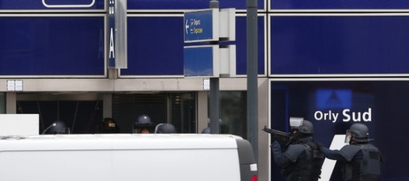 Zradikalizovaný moslim, ktorého zneškodnili na parížskom letisku, chcel strieľať do ľudí