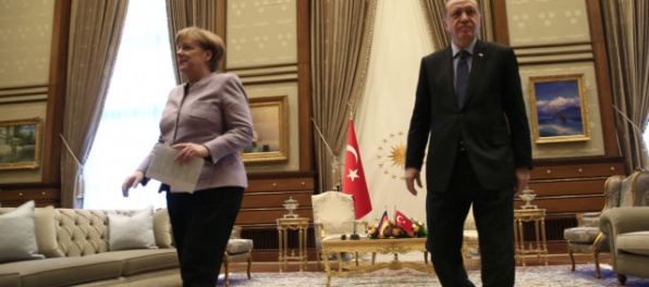 Erdogan útočil už aj na Merkelovú, obvinil ju z “nacistických metód”