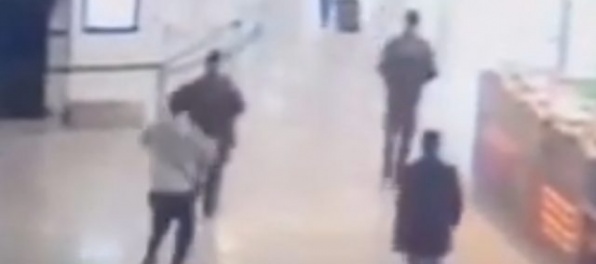 Video: Útočník na letisku Orly vojačku prekvapil odzadu, zo začiatku nikto nereagoval
