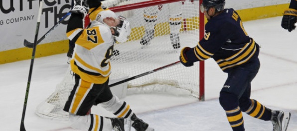 Video: Crosby strelil gól jednou rukou, Kane mu v závere zápasu hokejkou vybil zuby