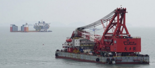 Južná Kórea začala s vyťahovaním potopeného trajektu Sewol