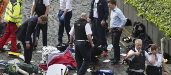 Britský poslanec je hrdina, po útoku v Londýne zachraňoval dobodaného policajta