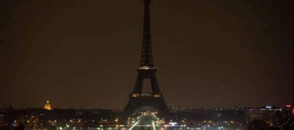 Eifelova veža sa na znak solidarity s Britániou ponorila do tmy