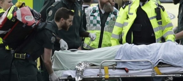 Útok v Londýne má ďalšiu obeť, 75-ročný muž podľahol zraneniam