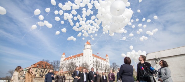 OĽaNO symbolicky vypustili stovky bielych balónov