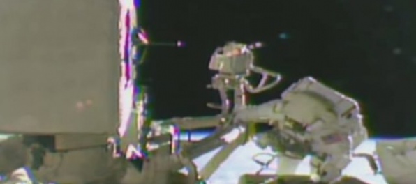 Video: Astronauti z ISS vystúpili do kozmu, stanicu pripravili pre komerčné vesmírne lode