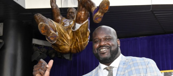 Los Angeles Lakers si uctili bývalého hviezdneho hráča Shaquilla O’Neala, pred halou má sochu