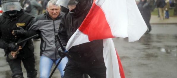 Bieloruská polícia tvrdo zasiahla proti demonštrantom, stovky zatkla
