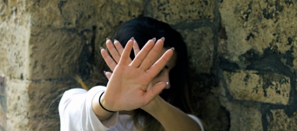 Trinásťročné dievča obvinilo osem učiteľov z hromadného znásilňovania