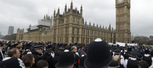 Pamiatku obetí útoku na Westminsterskom moste si uctili tisíce ľudí