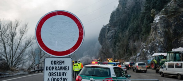 Cez víkend uzavrú cestu pod Strečnom, dôvodom spevňovanie brala