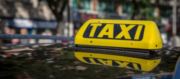 Bratislavskí taxikári protestovali pri ministerstve dopravy, vadí im podnikanie konkurencie