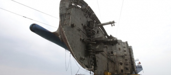 Video: Trajekt Sewol, v ktorom našlo smrť vyše tristo ľudí, dotiahli do prístavu