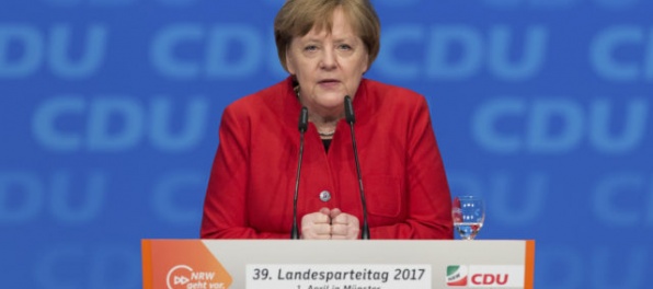 Merkelová odporučila utečencom, aby išli z miest na vidiek