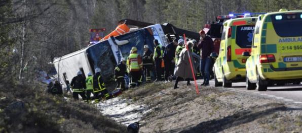 Autobus so švédskymi školákmi vyletel z cesty, traja cestujúci zomreli