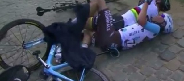 Video: Sagan mal na Okolo Flámska tvrdý pád, na “kockách” skončili aj van Avermaet a Naesen