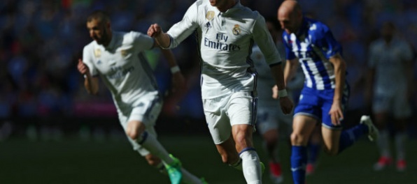 Video: Real Madrid tromi gólmi zostrelil Alavés, hladko zvíťazila aj Barcelona