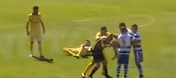 Video: Portugalský futbalista zlomil kolenom nos rozhodcovi, skončil pred súdom