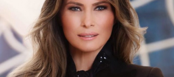 Biely dom zverejnil oficiálnu fotografiu prvej dámy Melanie Trumpovej Biely dom zverejnil oficiálnu fotografiu prvej dámy Melanie Trumpovej